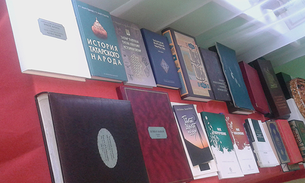 Nemėžis Köyü, Tatar Kültür Evi: masanın üzerine kitap, gazete ve dergiler