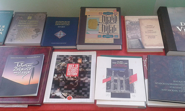 Nemėžis Köyü, Tatar Kültür Evi: masanın üzerine kitap, gazete ve dergiler