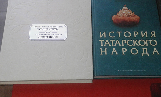 Nemėžis Köyü, Tatar Kültür Evi: masanın üzerine kitap, gazete ve dergiler