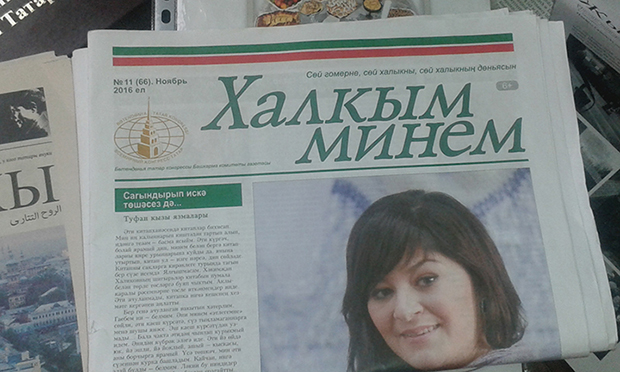 Nemėžis Köyü, Tatar Kültür Evi: masanın üzerine kitap, gazete ve dergiler