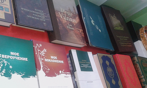 Nemėžis Köyü, Tatar Kültür Evi: masanın üzerine kitap, gazete ve dergiler