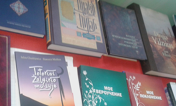 Nemėžis Köyü, Tatar Kültür Evi: masanın üzerine kitap, gazete ve dergiler