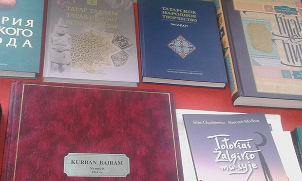 Nemėžis Köyü, Tatar Kültür Evi: masanın üzerine kitap, gazete ve dergiler