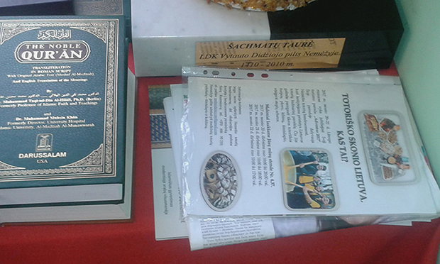 Nemėžis Köyü, Tatar Kültür Evi: masanın üzerine kitap, gazete ve dergiler