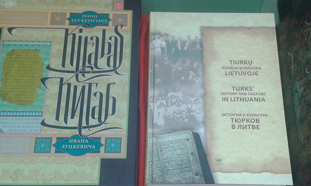 Nemėžis Köyü, Tatar Kültür Evi: masanın üzerine kitap, gazete ve dergiler