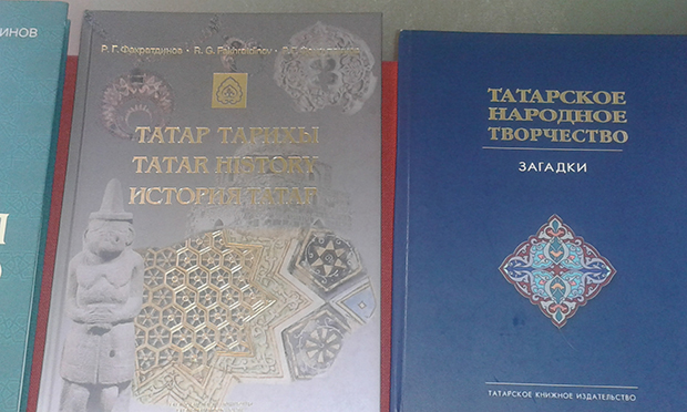Nemėžis Köyü, Tatar Kültür Evi: masanın üzerine kitap, gazete ve dergiler