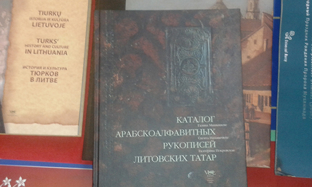 Nemėžis Köyü, Tatar Kültür Evi: masanın üzerine kitap, gazete ve dergiler