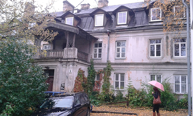 Tiyatro Caddesine çıkan bir avludaki eski bir bina
