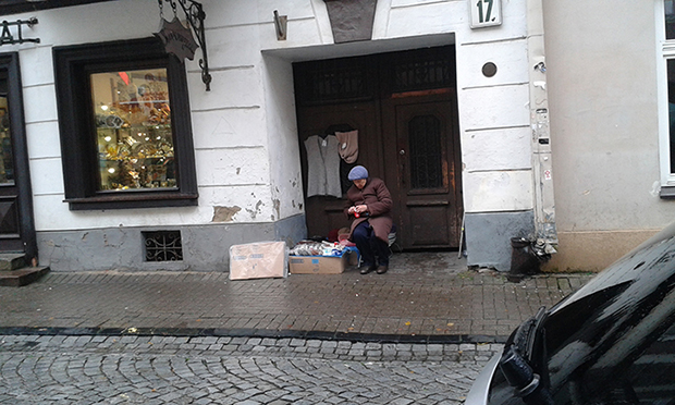 Pilies Caddesi No: 17, eldiven, çorap, atkı, bere vb. gibi şeyler satan bir tezgâhçı