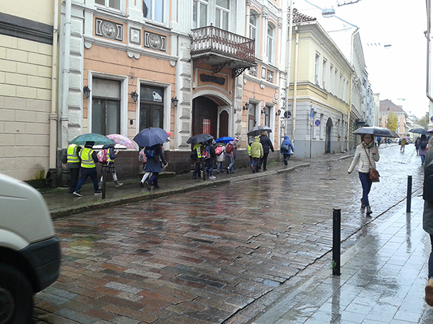 Dominikonai Caddesi: eski balkonlu bir bina