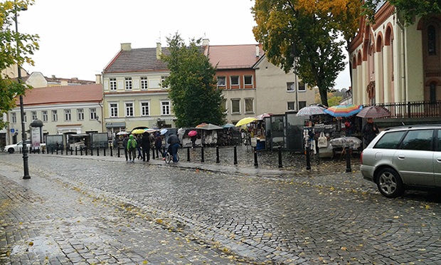 Didžioji Caddesi üzerinde hediyelik eşya tezgâhçıları