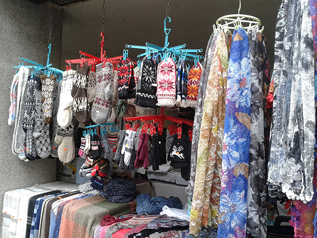 Didžioji Caddesi üzerinde bir hediyelik eşya tezgâhı