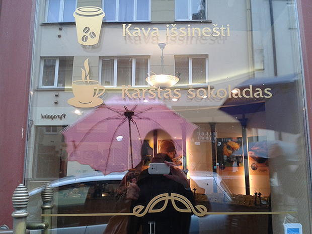 Trakya Caddesi’nde bir kafe