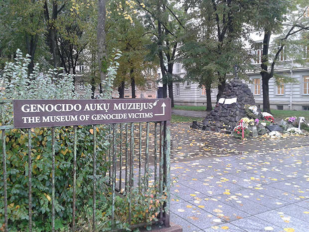Vilnius’un Gedimino Caddesi üzerinde bulunan Sovyet İşgalinin Mağdurları Anıtı ve hemen arkasında Soykırım Mağdurları Müzesi