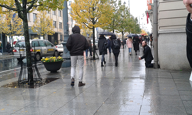 Vilnius’ta Gedimino Caddesi’nde dilencilik yapan bir genç