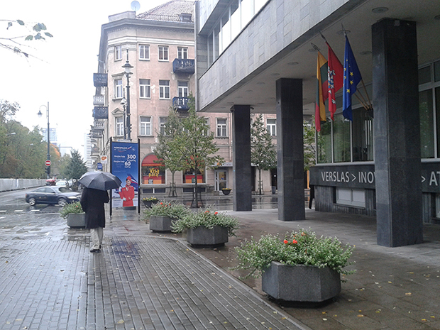 Vilnius’un Tauro Caddesinde Rus Hava Yolları reklamı ile Avrupa Birliği bayrağı yan yana