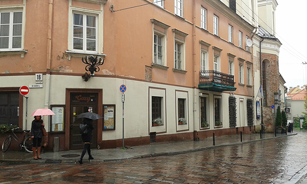 Vilnius’ta Dominikonai (Dominikonų) sokağında bitişik duvarla komşu meyhane (Cozy) ve kilise (Dievo Gailestingumo Šventovė = Tanrının Amanlı Tapınağı)