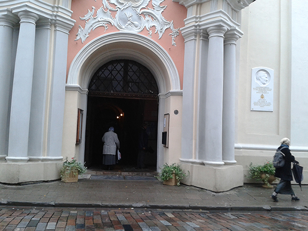 Vilnius Kutsal Ruh Kilisesi giriş kapısı
