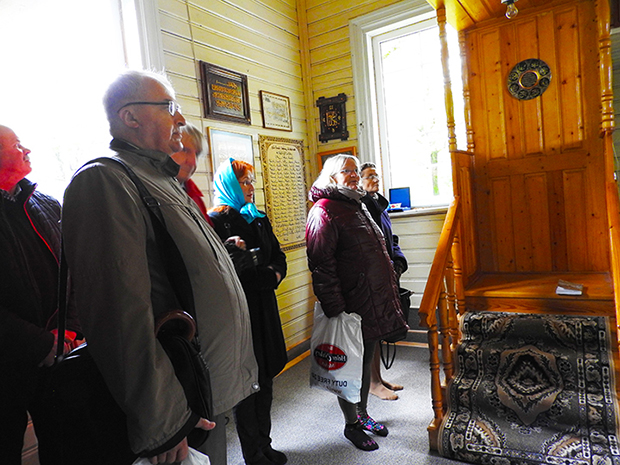 Nemėžis Köyü: Tatar imam İslam dinini anlatırken ziyaretçiler onu dinliyor.
