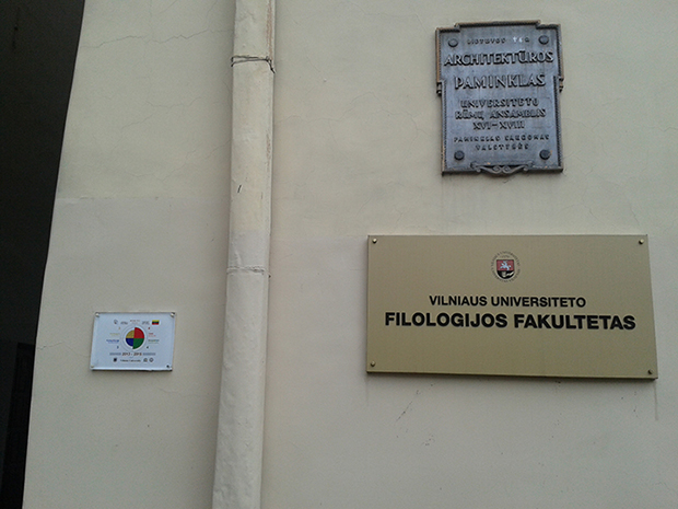 Vilnius Üniversitesi Dilbilim Fakültesi’nin tabelası