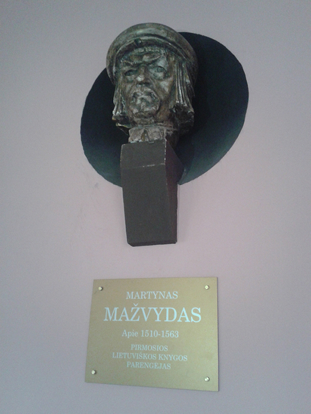 Dilbilim Fakültesi: Martinas MAŽVYDAS (1510-1563) büstlerinin duvara asıldığı dalan