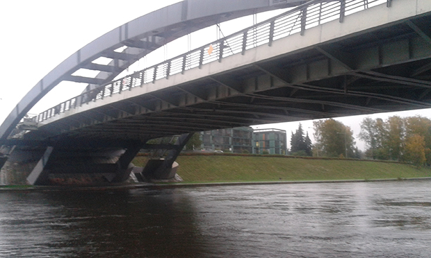 Vilnius’un ortasından geçen Neris Irmağı ve Karaliaus Mindaugo Köprüsü