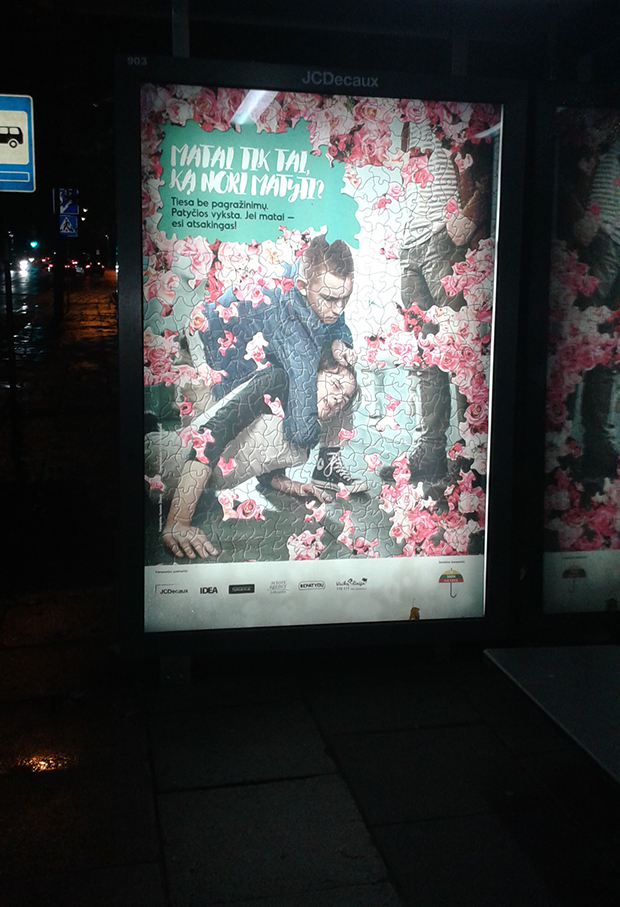 Subačiaus Caddesi: otobüs durağında kadına karşı şiddetle ilgili bir poster
