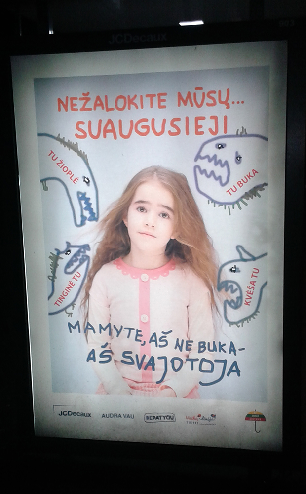 Subačiaus Caddesi: çocukların annelerle ilişkisiyle ilgili bir poster