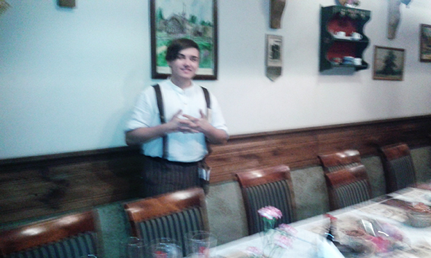 Vilnius, Bernelių Užeiga Vilniuje Restoranı: geleneksel giysili garson